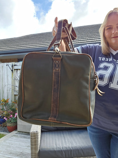 NGAHERE Green Aged Leather Duffle