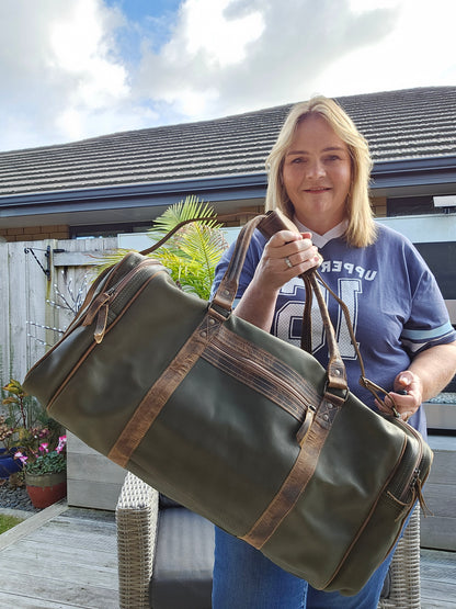 NGAHERE Green Aged Leather Duffle